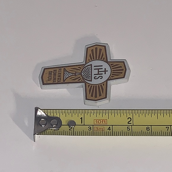 ✝️ [4/$25] IHS ‘IN HIS NAME’ RELIGIOUS HOLY CROSS PIN BACK 2 INCH PIN ✝️ - Picture 5 of 5